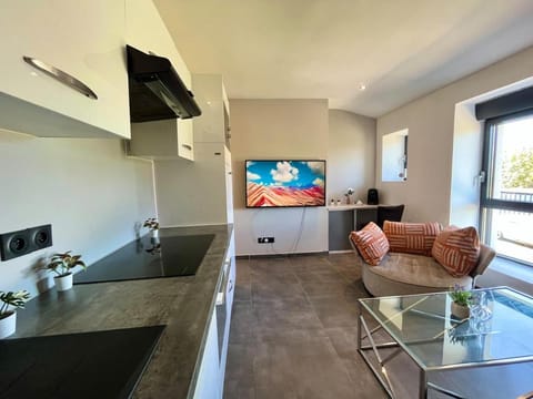 TV and multimedia, Coffee/tea facilities, Living room, Dining area, dishwasher, heating, microwave, oven, stove, kitchen