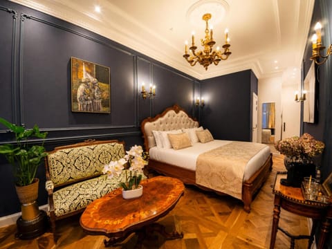 Bed, Day, Coffee/tea facilities, Living room, Photo of the whole room, Decorative detail, Bedroom