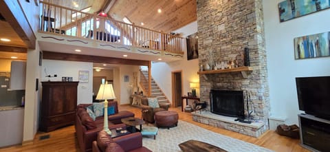 Four Seasons 4 bdrm Hot Tub & Pool Table by Ski Lift House in McHenry