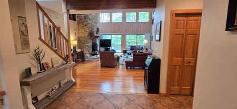 Four Seasons 4 bdrm Hot Tub & Pool Table by Ski Lift House in McHenry