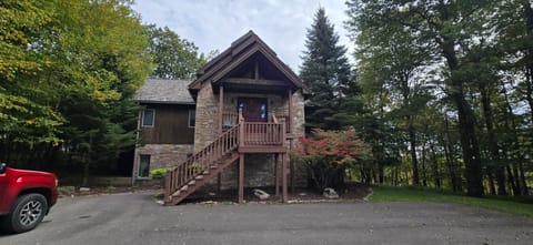 Four Seasons 4 bdrm Hot Tub & Pool Table by Ski Lift House in McHenry