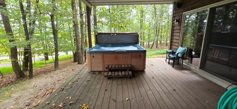 Four Seasons 4 bdrm Hot Tub & Pool Table by Ski Lift House in McHenry