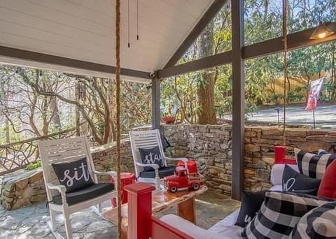 Stay Foxy Cottage, Mirror Lake Highlands, NC House in Highlands