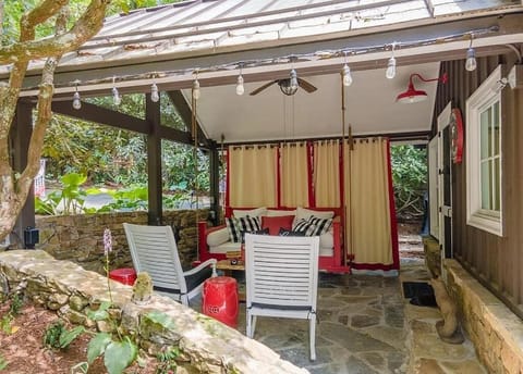 Stay Foxy Cottage, Mirror Lake Highlands, NC House in Highlands