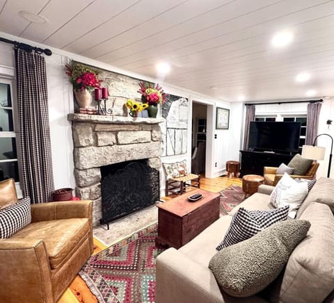 Stay Foxy Cottage, Mirror Lake Highlands, NC House in Highlands