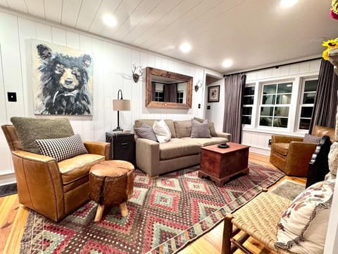 Stay Foxy Cottage, Mirror Lake Highlands, NC House in Highlands