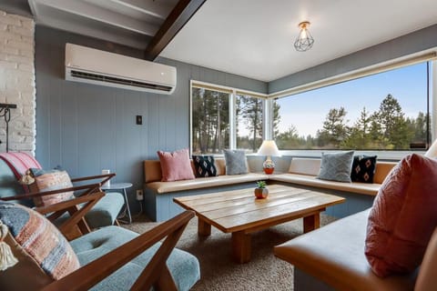 Private 3 acres, Riverfront, HotTub, PoolTable, DiscGolf Villa in Three Rivers