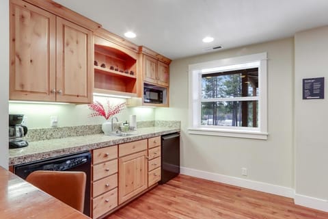 Private 3 acres, Riverfront, HotTub, PoolTable, DiscGolf Villa in Three Rivers