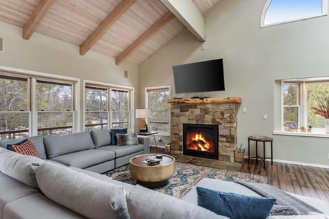 Private 3 acres, Riverfront, HotTub, PoolTable, DiscGolf Villa in Three Rivers