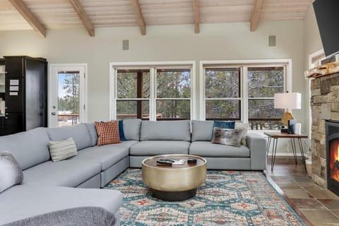 Private 3 acres, Riverfront, HotTub, PoolTable, DiscGolf Villa in Three Rivers