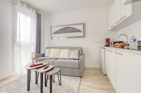 Bed, Kitchen or kitchenette, Seating area, Dining area