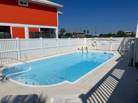 Island Charm-Across From Beach-Private Pool House in Saint George Island