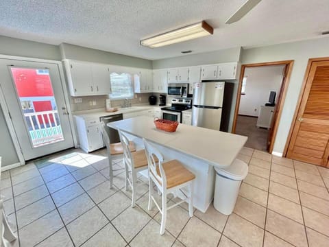 Island Charm-Across From Beach-Private Pool House in Saint George Island