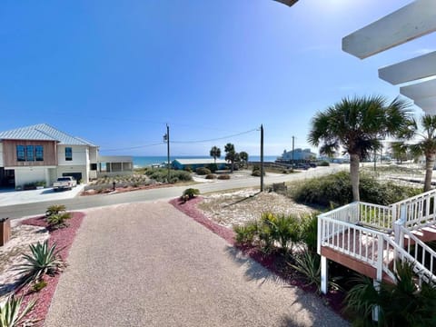 Island Charm-Across From Beach-Private Pool House in Saint George Island