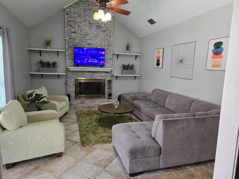 The University of South Alabama Poolside Getaway 'Veteran Own Business ' House in Mobile