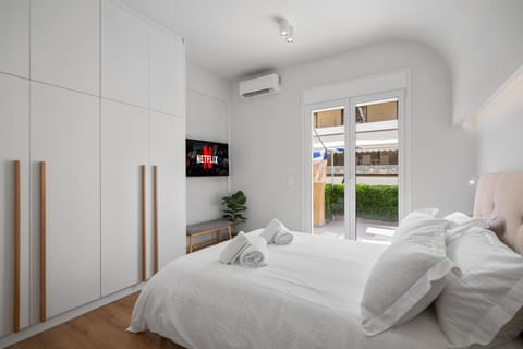 Bed, TV and multimedia, Photo of the whole room, Bedroom, towels, air conditioner