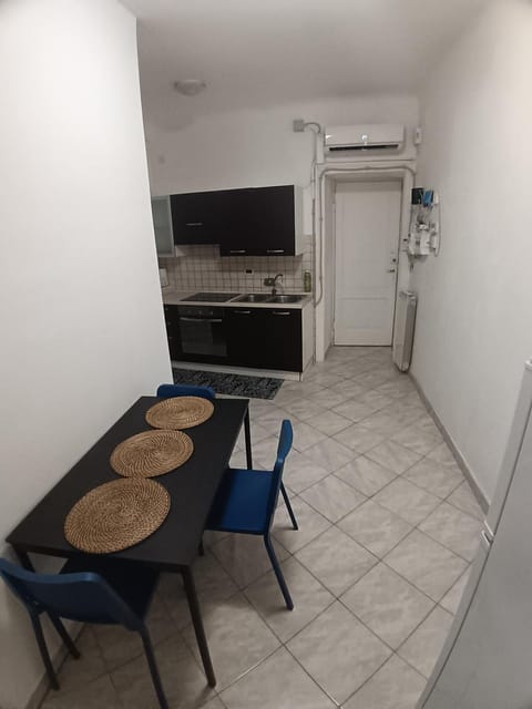 Kitchen or kitchenette, Seating area, Dining area, oven, stove