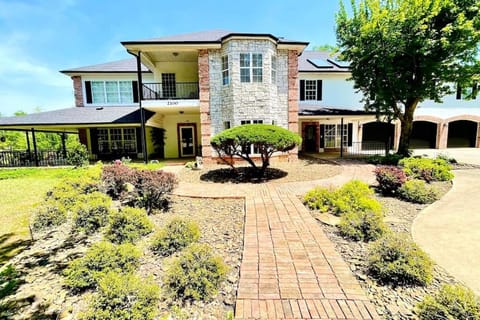 Two houses, 8 bedrooms, 4 King beds, 7400 sq ft House in Fayetteville