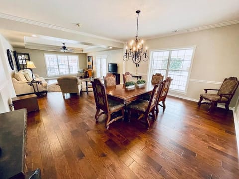 Two houses, 8 bedrooms, 4 King beds, 7400 sq ft House in Fayetteville