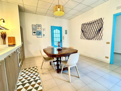 Kitchen or kitchenette, Seating area, Dining area, kitchen
