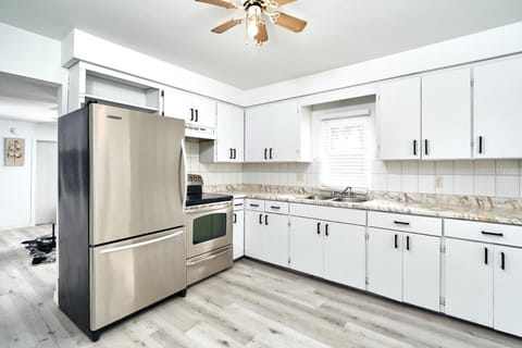 Centrally located 3BDRM home in CityCore! Apartment in Windsor