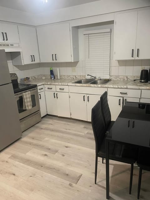 Centrally located 3BDRM home in CityCore! Apartment in Windsor