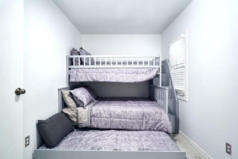 Centrally located 3BDRM home in CityCore! Apartment in Windsor