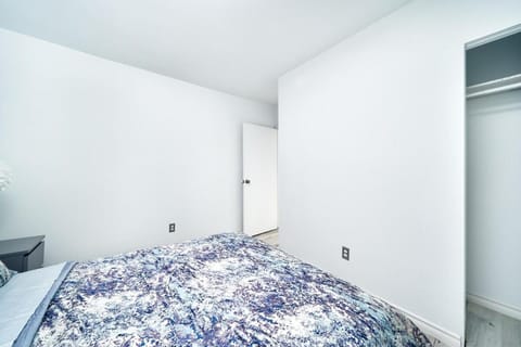 Centrally located 3BDRM home in CityCore! Apartment in Windsor