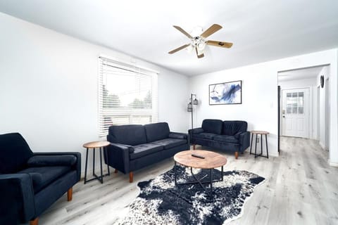 Centrally located 3BDRM home in CityCore! Apartment in Windsor