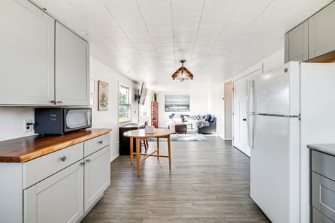 Walk to Beach and Harbor Spacious Westport Apt! Apartment in Westport