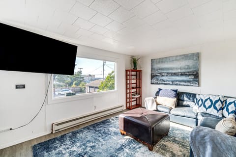 Walk to Beach and Harbor Spacious Westport Apt! Apartment in Westport