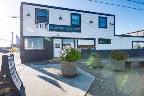 Walk to Beach and Harbor Spacious Westport Apt! Apartment in Westport