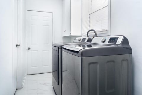 Newly renovated 3 bedroom unit Apartment in Windsor