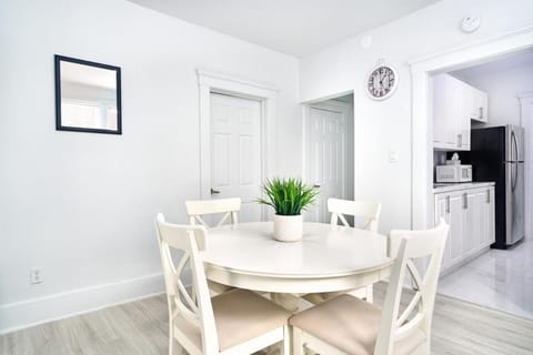 Newly renovated 3 bedroom unit Apartment in Windsor