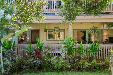 NEW Evergreen Escape, Stylish with AC, HotTub & Pool Apartment in Princeville