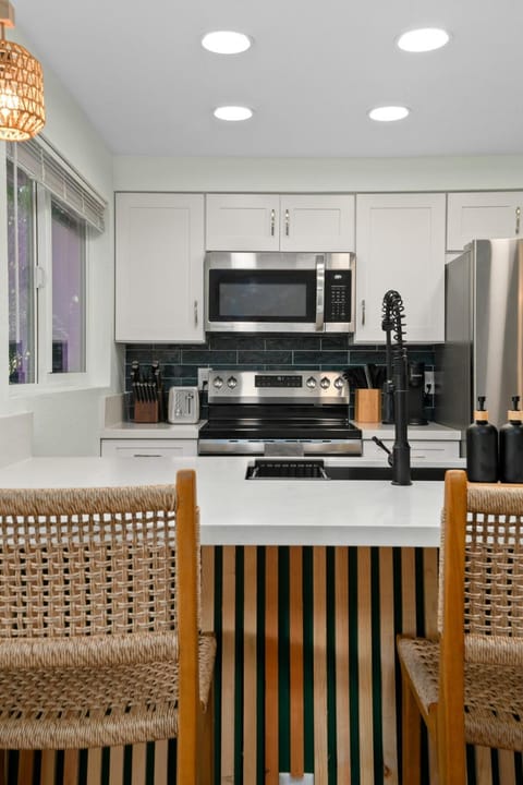 NEW Evergreen Escape, Stylish with AC, HotTub & Pool Apartment in Princeville