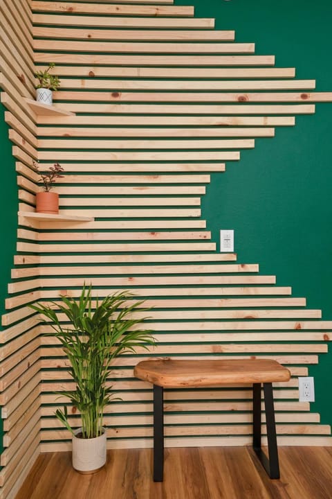 NEW Evergreen Escape, Stylish with AC, HotTub & Pool Apartment in Princeville