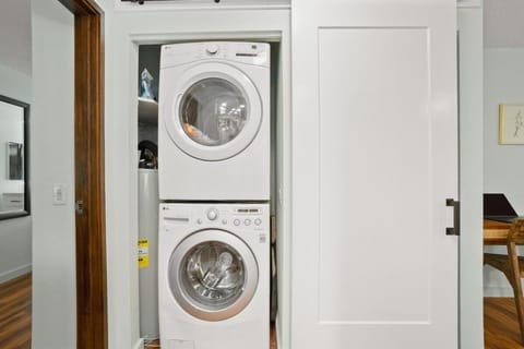 NEW Evergreen Escape, Stylish with AC, HotTub & Pool Apartment in Princeville