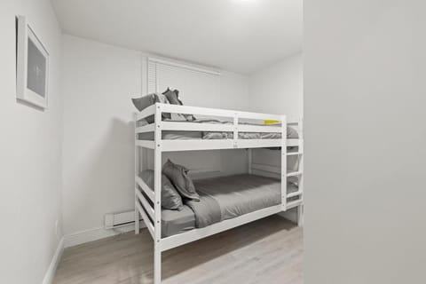 New Build Cozy 2 Bedroom Unit Apartment in Windsor