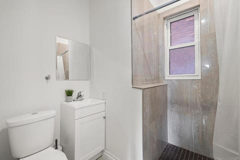 New Build Cozy 2 Bedroom Unit Apartment in Windsor