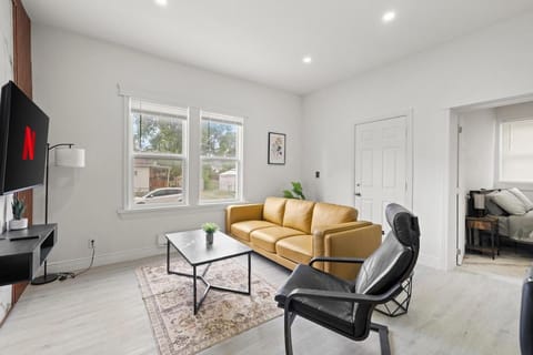 New Build Cozy 2 Bedroom Unit Apartment in Windsor