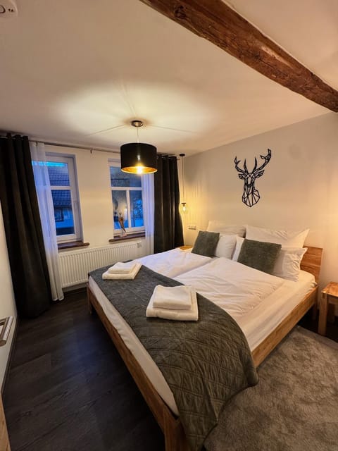Bed, Photo of the whole room, Bedroom, towels