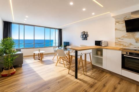 Natural landscape, TV and multimedia, Coffee/tea facilities, Kitchen or kitchenette, Living room, Seating area, Dining area, Beach, Sea view, Sea view, oven, stove, toaster