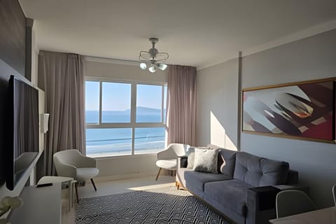 Communal lounge/ TV room, TV and multimedia, Living room, Sea view, Sunrise