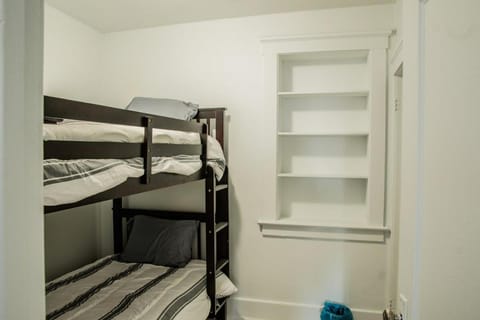 Bright 3 BDRM Unit Perfect for Longer Stays Apartment in Windsor