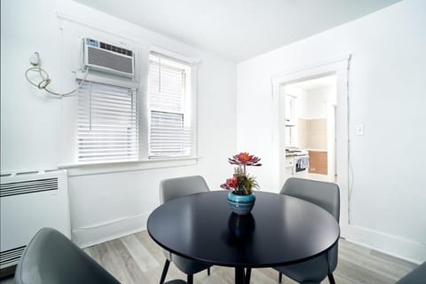 Trendy 3 BedRoom Perfect for Long Stays! ! ! Apartment in Windsor
