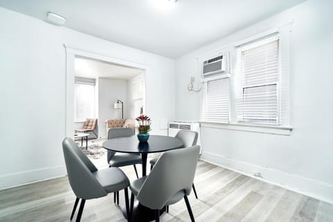 Trendy 3 BedRoom Perfect for Long Stays! ! ! Apartment in Windsor