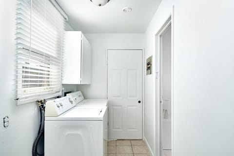 Trendy 3 BedRoom Perfect for Long Stays! ! ! Apartment in Windsor