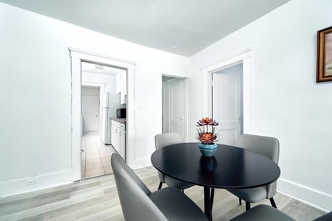 Trendy 3 BedRoom Perfect for Long Stays! ! ! Apartment in Windsor