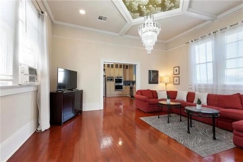 Modern 4BR Retreat Walk to Downtown New Orleans Apartment in New Orleans